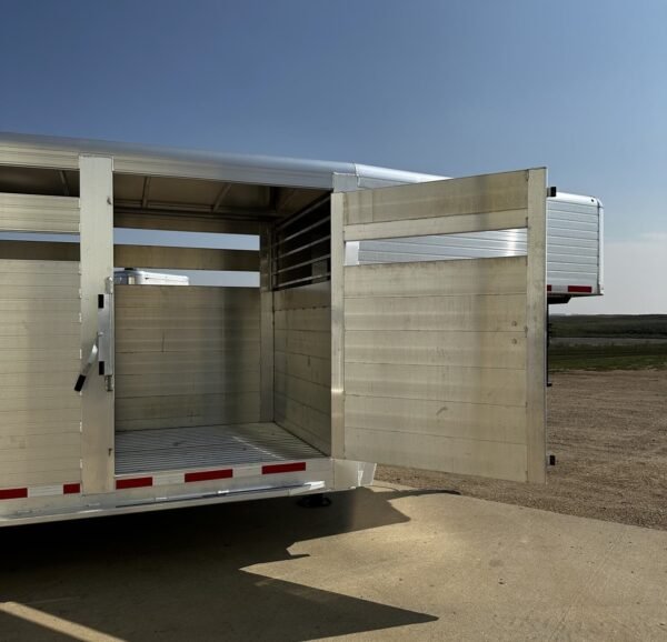 New 2024 Hillsboro 24′ Livestock Trailer – Three Compartments - Image 9