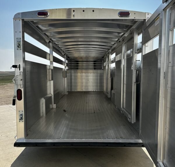 New 2024 Hillsboro 24′ Livestock Trailer – Three Compartments - Image 8