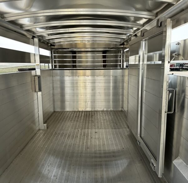 New 2024 Hillsboro 24′ Livestock Trailer – Three Compartments - Image 7