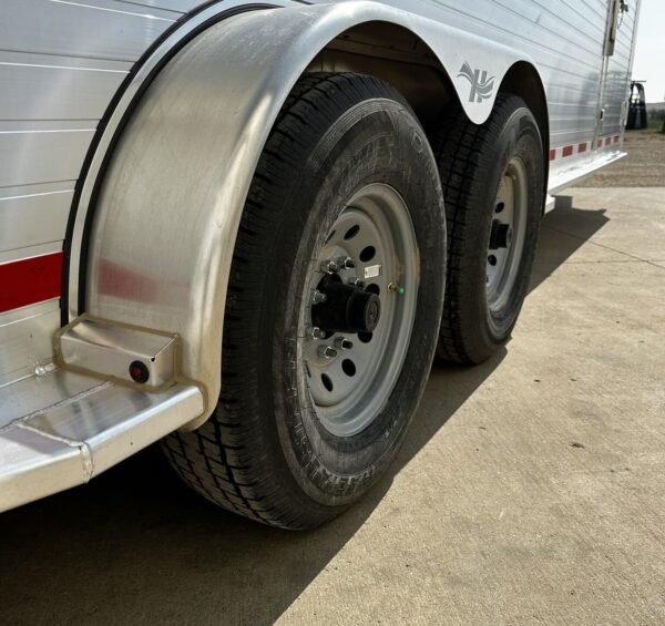 New 2024 Hillsboro 24′ Livestock Trailer – Three Compartments - Image 3