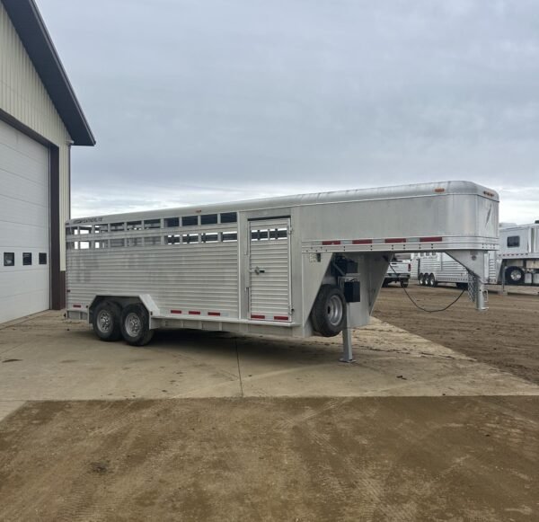 Used 2007 Featherlite 20′ Livestock Trailer – Two Compartments - Image 3
