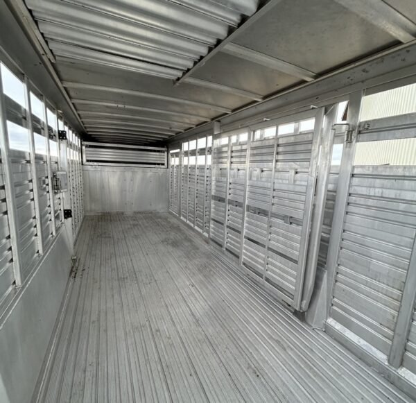 Used 2007 Featherlite 20′ Livestock Trailer – Two Compartments - Image 8