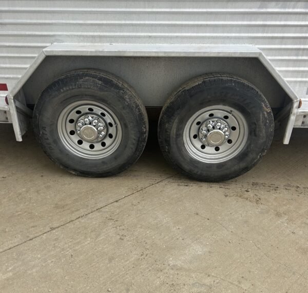 Used 2007 Featherlite 20′ Livestock Trailer – Two Compartments - Image 10
