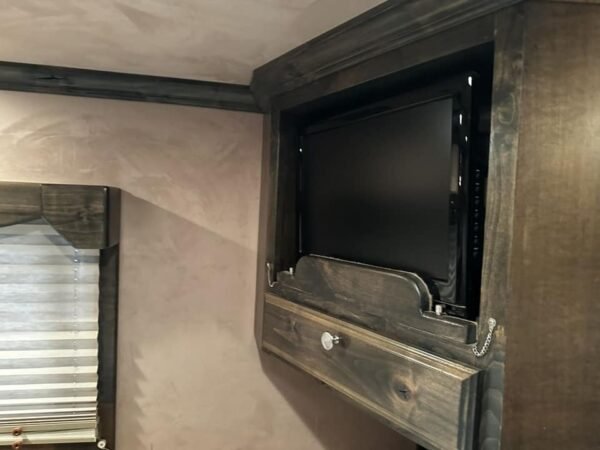 2009 Bloomer Trailers Evolution 10th Anniversary Edition 3-H 11′ LQ - Image 22