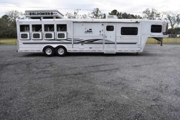 2003 Bloomer 8414LQ 4 Horse Trailer with 14′ Short Wall - Image 3