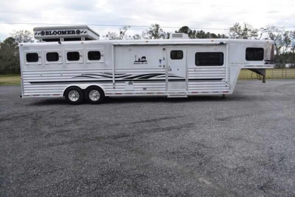 2003 Bloomer 8414LQ 4 Horse Trailer with 14′ Short Wall - Image 2