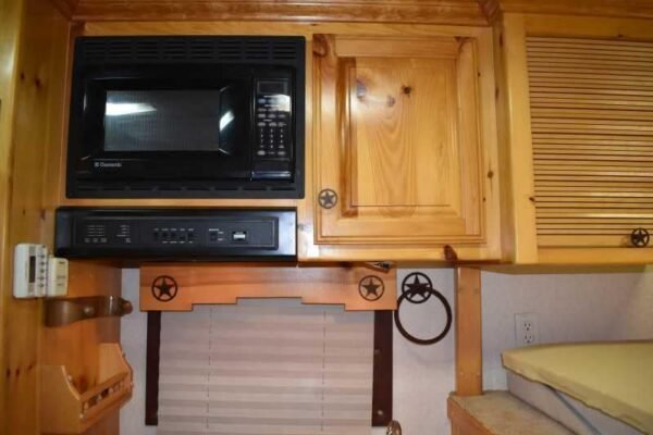 2003 Bloomer 8414LQ 4 Horse Trailer with 14′ Short Wall - Image 14