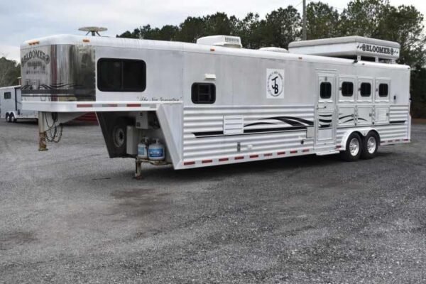 2003 Bloomer 8414LQ 4 Horse Trailer with 14′ Short Wall - Image 6