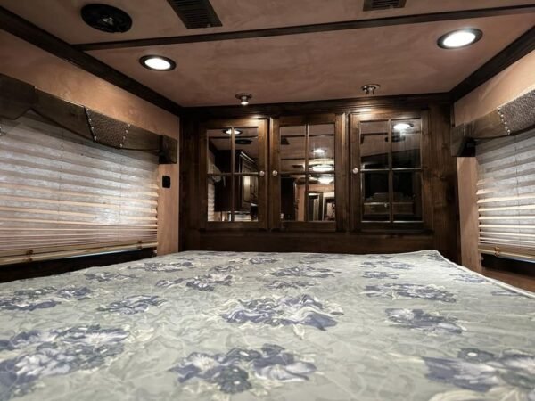 2009 Bloomer Trailers Evolution 10th Anniversary Edition 3-H 11′ LQ - Image 7