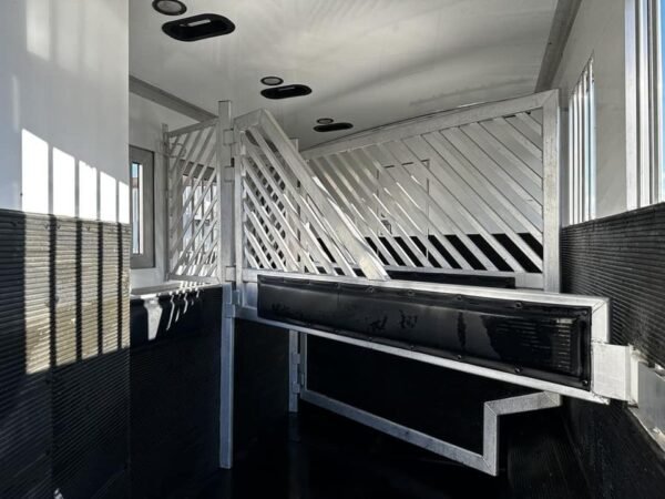 2009 Bloomer Trailers Evolution 10th Anniversary Edition 3-H 11′ LQ - Image 28