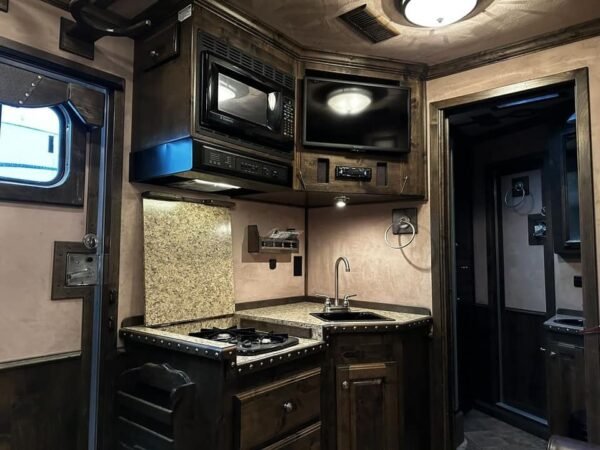 2009 Bloomer Trailers Evolution 10th Anniversary Edition 3-H 11′ LQ - Image 14
