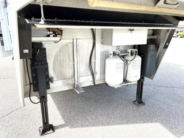 Used 2013 Bloomer 4 Horse 16′ LQ, 7’Slide, Air Ride, Pod, Mister/Water Sys  Air ride, HWH Slide, Integrated Pod - Image 28