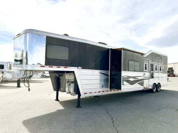 Used 2013 Bloomer 4 Horse 16′ LQ, 7’Slide, Air Ride, Pod, Mister/Water Sys  Air ride, HWH Slide, Integrated Pod - Image 26