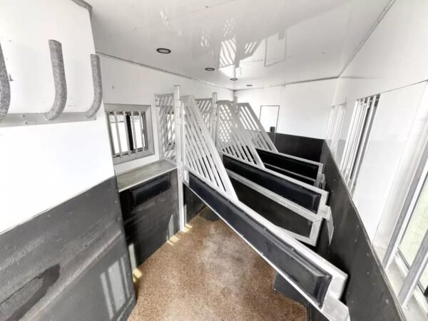 Used 2013 Bloomer 4 Horse 16′ LQ, 7’Slide, Air Ride, Pod, Mister/Water Sys  Air ride, HWH Slide, Integrated Pod - Image 20