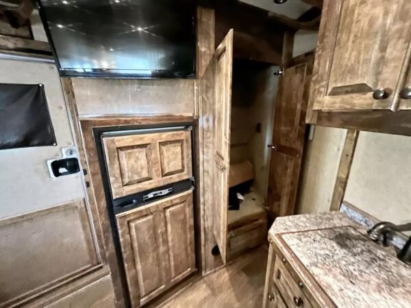 Used 2013 Bloomer 4 Horse 16′ LQ, 7’Slide, Air Ride, Pod, Mister/Water Sys  Air ride, HWH Slide, Integrated Pod - Image 16