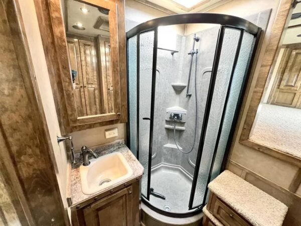 Used 2013 Bloomer 4 Horse 16′ LQ, 7’Slide, Air Ride, Pod, Mister/Water Sys  Air ride, HWH Slide, Integrated Pod - Image 9