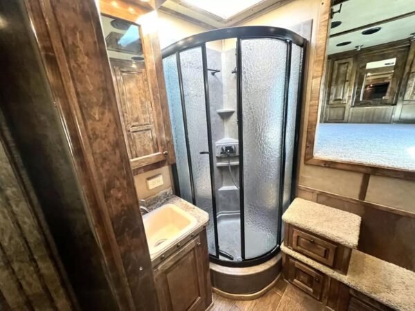Used 2013 Bloomer 4 Horse 16′ LQ, 7’Slide, Air Ride, Pod, Mister/Water Sys  Air ride, HWH Slide, Integrated Pod - Image 8