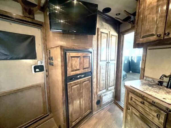 Used 2013 Bloomer 4 Horse 16′ LQ, 7’Slide, Air Ride, Pod, Mister/Water Sys  Air ride, HWH Slide, Integrated Pod - Image 15