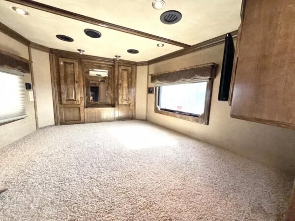 Used 2013 Bloomer 4 Horse 16′ LQ, 7’Slide, Air Ride, Pod, Mister/Water Sys  Air ride, HWH Slide, Integrated Pod - Image 7
