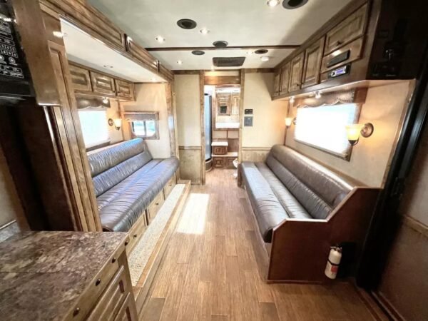 Used 2013 Bloomer 4 Horse 16′ LQ, 7’Slide, Air Ride, Pod, Mister/Water Sys  Air ride, HWH Slide, Integrated Pod - Image 4