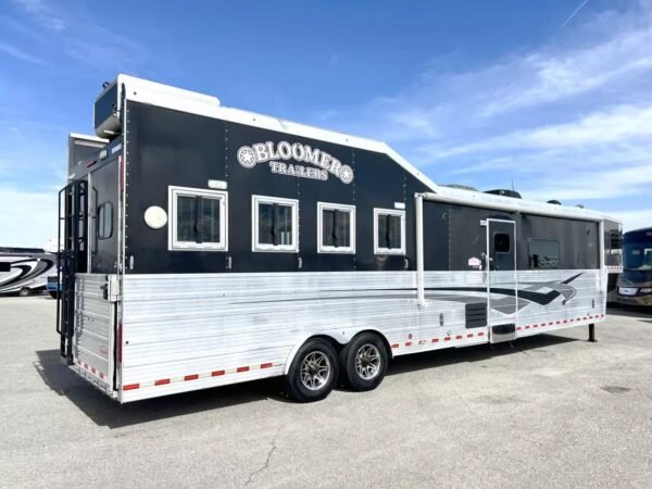 Used 2013 Bloomer 4 Horse 16′ LQ, 7’Slide, Air Ride, Pod, Mister/Water Sys  Air ride, HWH Slide, Integrated Pod - Image 17
