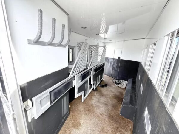 Used 2013 Bloomer 4 Horse 16′ LQ, 7’Slide, Air Ride, Pod, Mister/Water Sys  Air ride, HWH Slide, Integrated Pod - Image 19