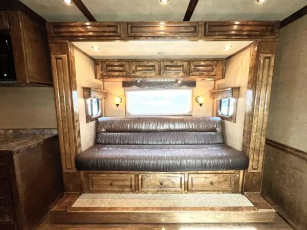 Used 2013 Bloomer 4 Horse 16′ LQ, 7’Slide, Air Ride, Pod, Mister/Water Sys  Air ride, HWH Slide, Integrated Pod - Image 12