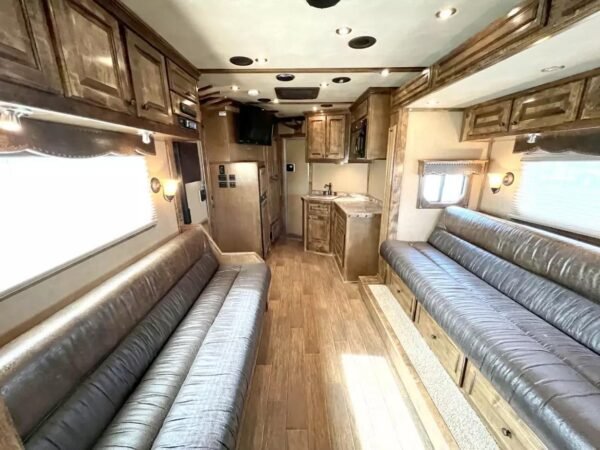 Used 2013 Bloomer 4 Horse 16′ LQ, 7’Slide, Air Ride, Pod, Mister/Water Sys  Air ride, HWH Slide, Integrated Pod - Image 5