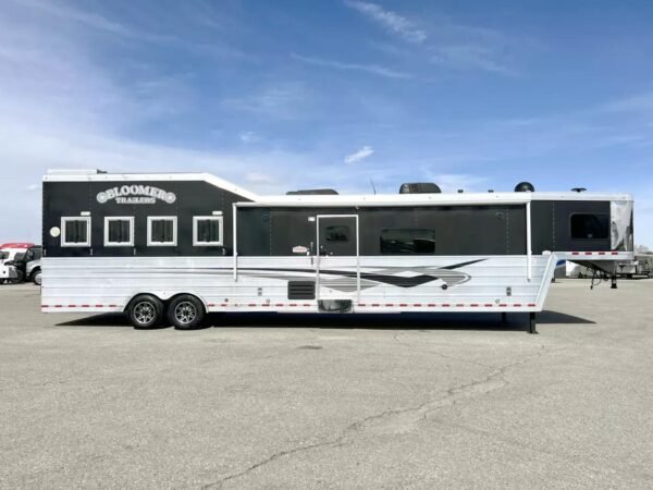 Used 2013 Bloomer 4 Horse 16′ LQ, 7’Slide, Air Ride, Pod, Mister/Water Sys  Air ride, HWH Slide, Integrated Pod - Image 3