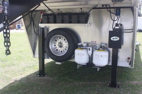 2019 Lakota Charger 4 Horse LQ with 15′ Short Wall - Image 4