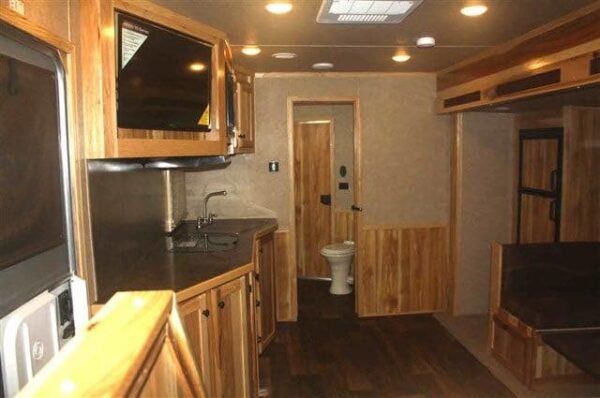2019 Lakota Charger 4 Horse LQ with 15′ Short Wall - Image 19