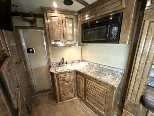 Used 2013 Bloomer 4 Horse 16′ LQ, 7’Slide, Air Ride, Pod, Mister/Water Sys  Air ride, HWH Slide, Integrated Pod - Image 13