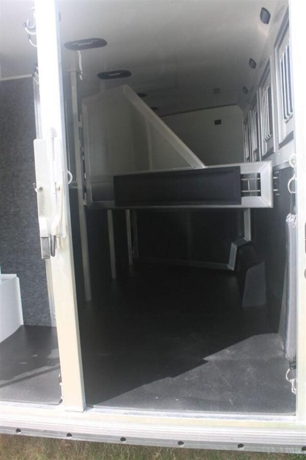 2019 Lakota Charger 4 Horse LQ with 15′ Short Wall - Image 11