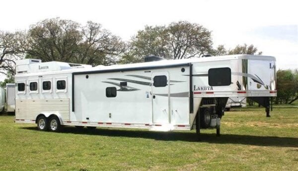 2019 Lakota Charger 4 Horse LQ with 15′ Short Wall - Image 2
