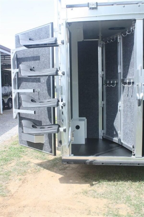 2019 Lakota Charger 4 Horse LQ with 15′ Short Wall - Image 9