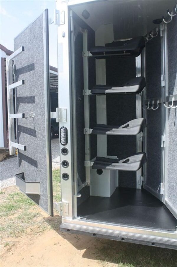 2019 Lakota Charger 4 Horse LQ with 15′ Short Wall - Image 7