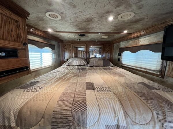 2009 Platinum Coach 3 H 16′ SW w/Outlaw Conversion - Image 28